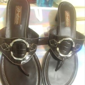 NWOB!😍Gorgeous Espresso Brighton "LUNAR" Leather Croc Embossed Thong  Sandals😍